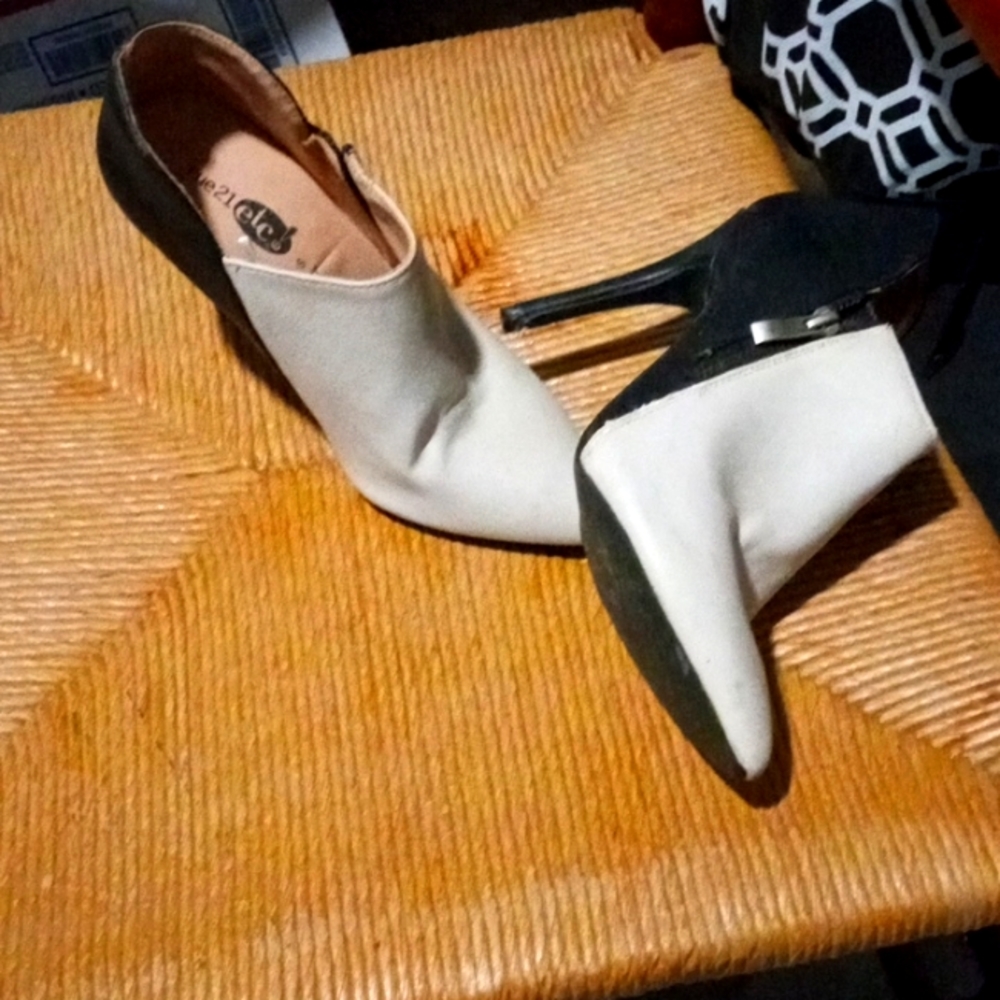 Vintage Cute little heel ankle boots